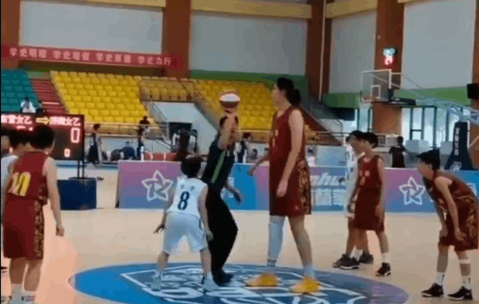 ONA IMA 14 GODNA I 226 CENTIMETARA: Kineska košarkašica među vršnjacima kao Guliver među Liliputancima (VIDEO)